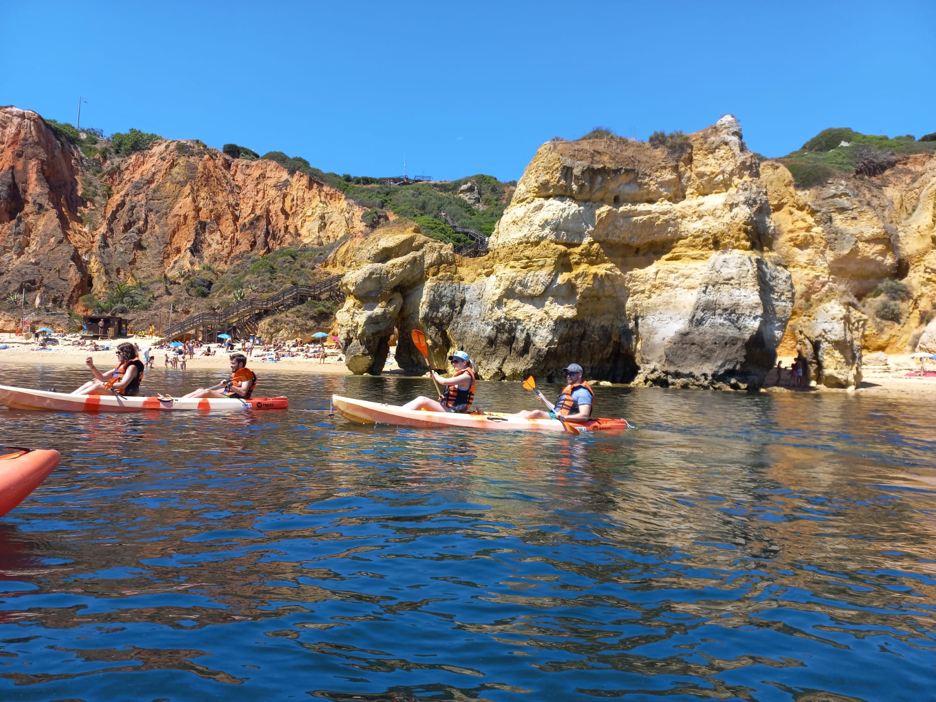 Passeio de caiaque ao longo da costa rochosa.