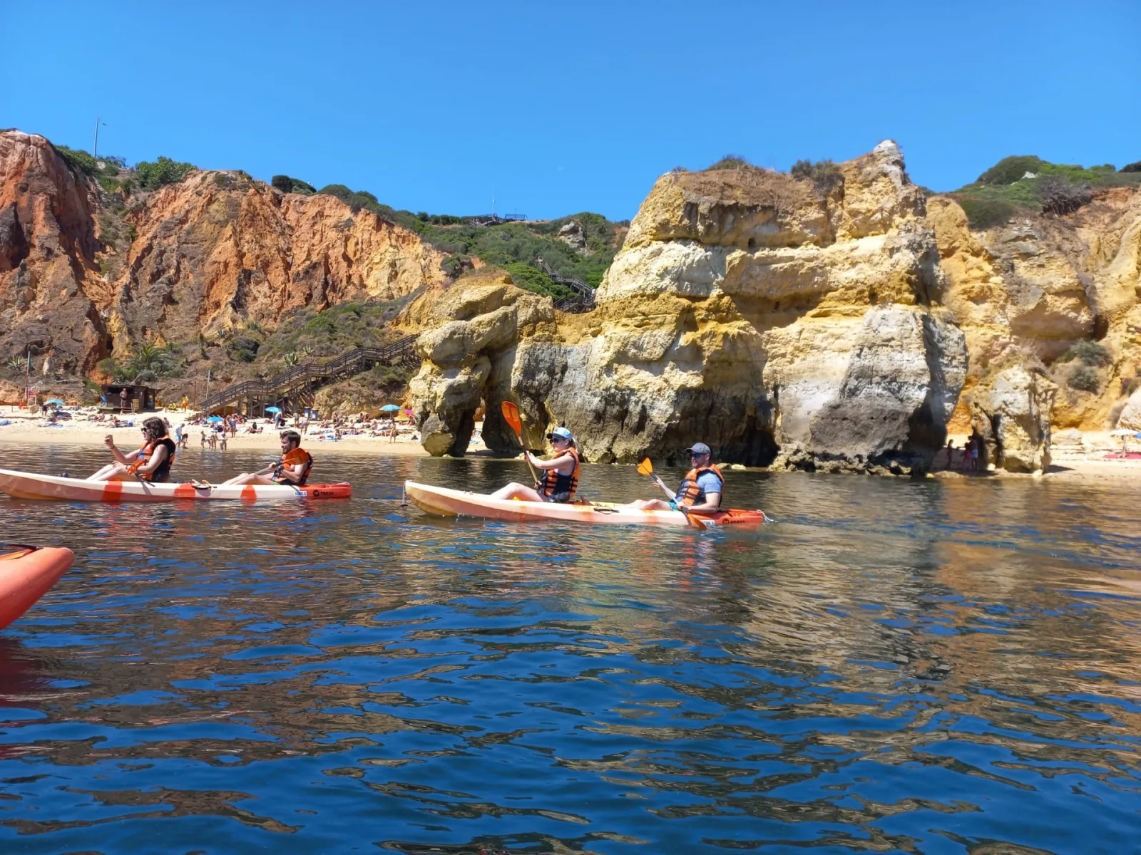 Passeio de caiaque ao longo da costa rochosa.