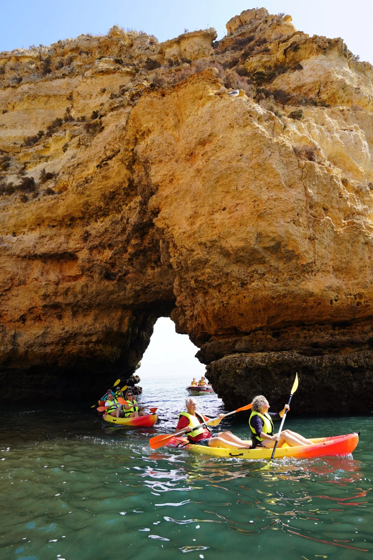 Caiaques a flutuar calmamente na água.