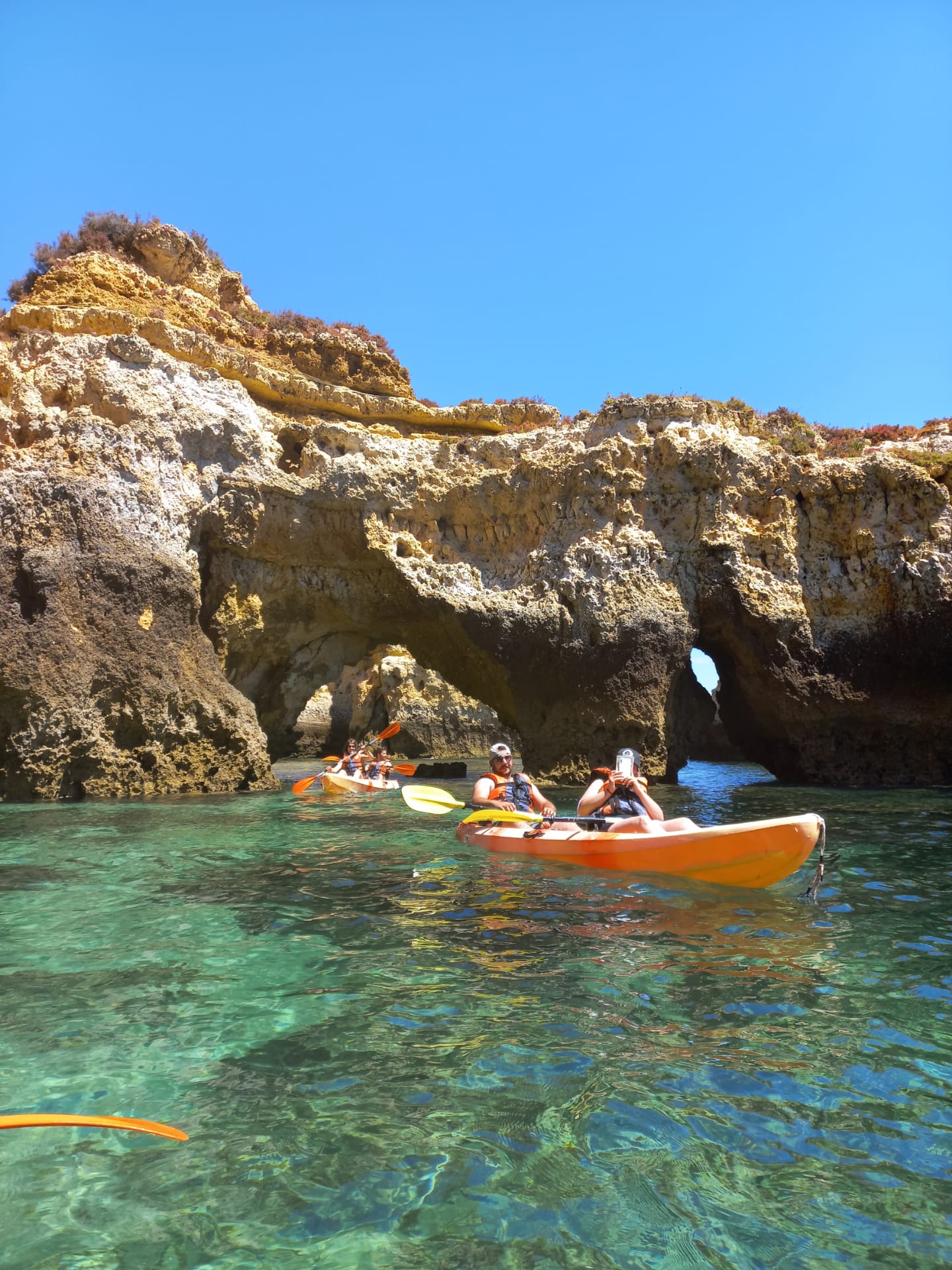 Caiaques a flutuar calmamente na água.